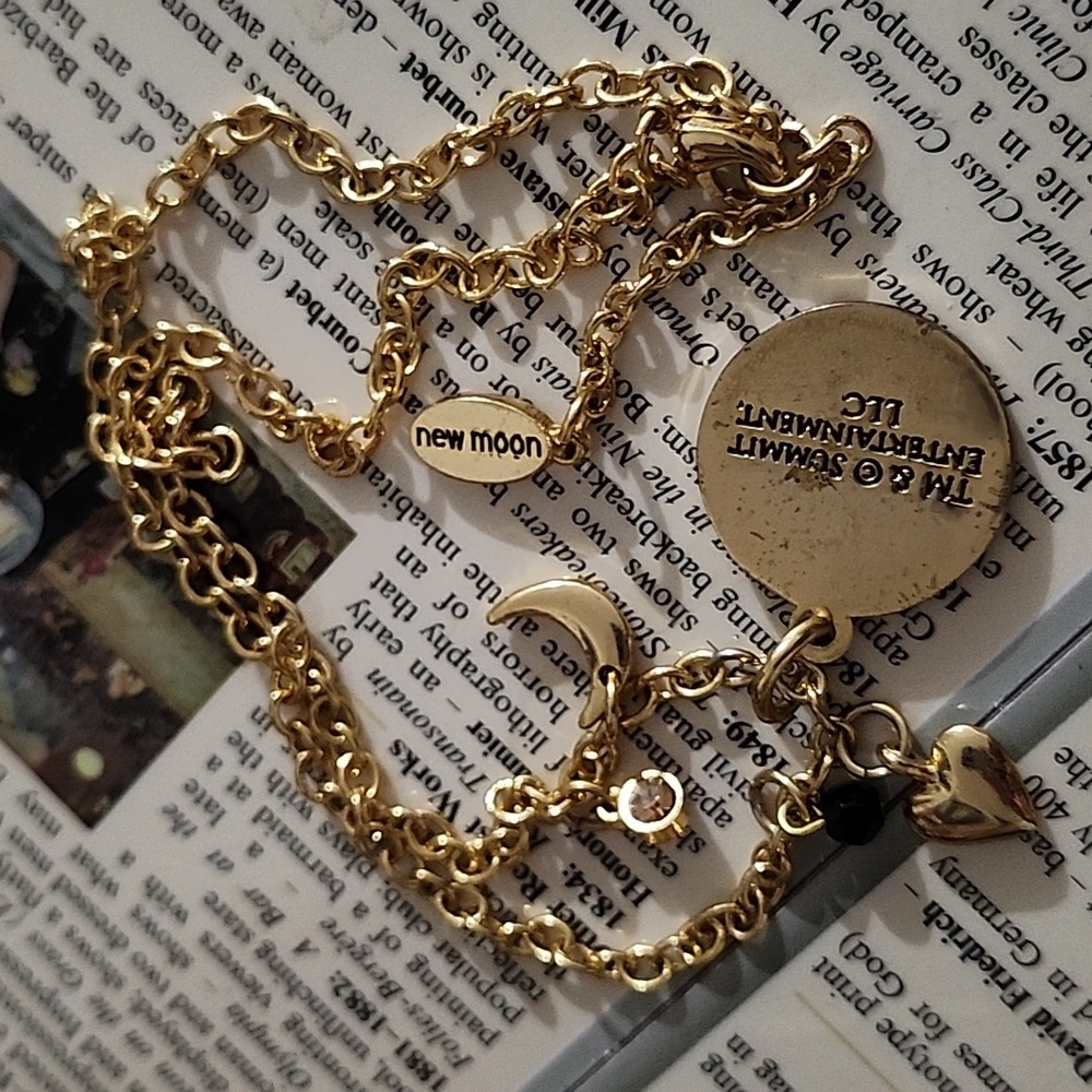 BEWITCHING NECKLACE